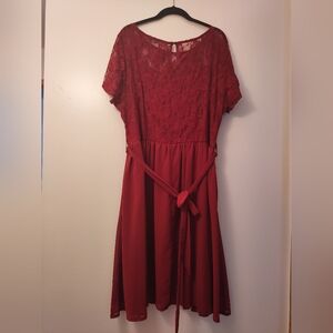 Chic Lace Midi Dress in Burgundy